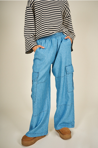 Wide cargo trousers